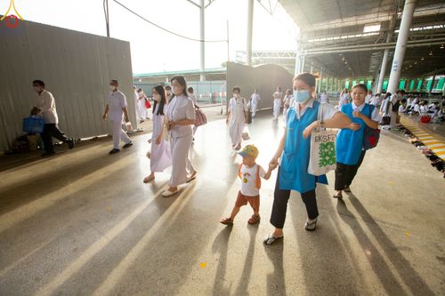 ภาพ No.82926:พิธีตักบาตร ณ บ้านแก้วเรือนทองคุณยายอาจารย์ฯ พิธีบูชาข้าวพระ ณ สภาธรรมกายสากล วัดพระธรรมกาย ในวันอาทิตย์ต้นเดือนที่ 2 ก.ค. พ.ศ.2566