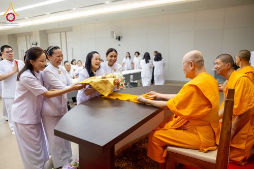 ภาพ No.324894:วันพฤหัสบดีที่ 23 เมษายน พ.ศ.2569  หลวงพ่อทัตตชีโว รองเจ้าอาวาสวัดพระธรรมกาย ถวายการต้อนรับและปฏิสันถารคณะชาวอินโดนีเซีย