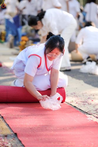 ภาพ No.296076:ภาพเบื้องหลังอาสาสมัครรวมใจ ชุดที่ 1 ในโครงการธรรมยาตรา กตัญญูบูชา มหาปูชนียาจารย์ พระมงคลเทพมุนี(สด จนฺทสโร) พระผู้ปราบมาร อนุสรณ์สถาน 7 แห่ง ปีที่ 14