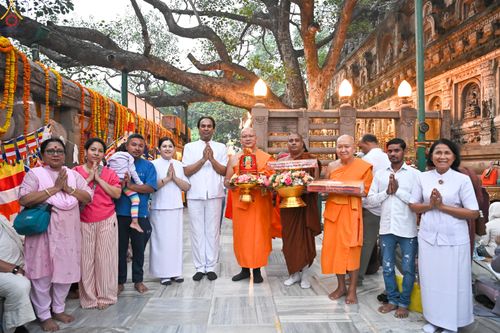 ภาพ No.284085:วันที่ ๔ พฤศจิกายน พุทธศักราช ๒๕๖๘ กฐินสมทบวัดต่างประเทศ โดยคณะศิษยานุศิษย์ บูชาธรรม 81 ปี หลวงพ่อธัมมชโย ณ วัดมหาโพธิ์ เมืองพุทธคยา ประเทศอินเดีย