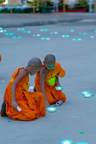 ภาพ No.330948:วันวิสาขบูชา อาทิตย์ที่ 31 พฤษภาคม พ.ศ.2569 พิธีจุดวิสาขประทีป , พิธีเวียนประทักษิณ  รอบพระมหาธรรมกายเจดีย์  และพิธีฉลองชัยสวดมนต์บทธัมมจักกัปปวัตนสูตร  ครบ 8,415,000,000 จบ ณ วัดพระธรรมกาย