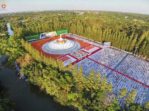 ภาพ No.292207:วันที่ 10 มกราคม พ.ศ. 2569 พิธีจุดประทีปถวายเป็นพุทธบูชา และบูชาธรรมมหาปูชนียาจารย์  ณ อนุสรณ์สถานคลองบางนางแท่น อ.สามพราน จ.นครปฐม ในโครงการธรรมยาตรา กตัญญูบูชา มหาปูชนียาจารย์ พระมงคลเทพมุนี(สด จนฺทสโร) พระผู้ปราบมาร อนุสรณ์สถาน 7 แห่ง ปีที่ 14