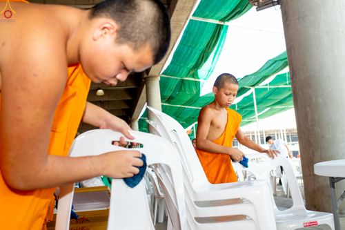 ภาพ No.322294:วันที่ 15 เมษายน พ.ศ.2569 การเตรียมงาน เช็ดโต๊ะ เก้าอี้ ปูผ้าโต๊ะฉัน เพื่องานถวายมหาสังฆทาน 40,000 กว่าวัดทั่วประเทศ วันคุ้มครองโลก 22 เมษายน พ.ศ.2569 วัดพระธรรมกาย