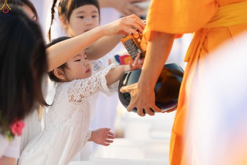 ภาพ No.279923:วันที่ 1 มกราคม พ.ศ.2569 พิธีตักบาตรในวันขึ้นปีใหม่ ณ ลานธรรม วัดพระธรรมกาย