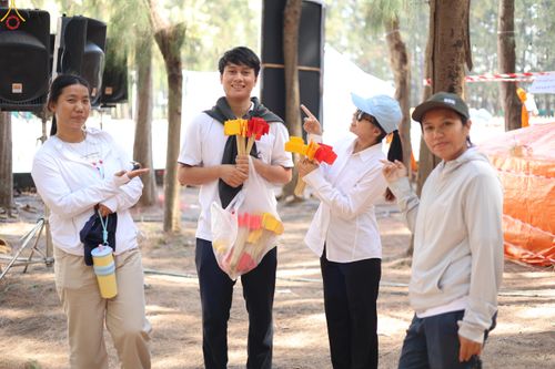 ภาพ No.300496:ภาพเบื้องหลังอาสาสมัครรวมใจ ชุดที่ 3 ในโครงการธรรมยาตรา กตัญญูบูชา มหาปูชนียาจารย์ พระมงคลเทพมุนี(สด จนฺทสโร) พระผู้ปราบมาร อนุสรณ์สถาน 7 แห่ง ปีที่ 14