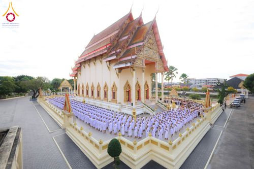 ภาพ No.278551:วันอาทิตย์ที่ 14 ธันวาคม พ.ศ.2568  พิธีเวียนประทักษิณ พิธีวันทาสีมาพระประธาน โครงการบวชบูชาธรรมมหาปูชนียาจารย์ ของศูนย์ปฏิบัติธรรมบุรีรัมย์ ณ วัดกลาง พระอารามหลวง จังหวัดบุรีรัมย์