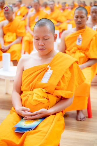 พระภิกษุสงฆ์หลายรูปนั่งหลับตาทำสมาธิในอิริยาบถที่สงบนิ่ง
