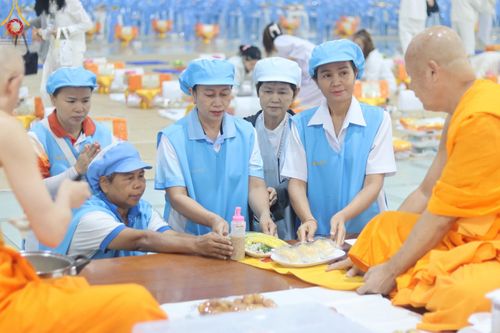 ภาพ No.177325:พิธีถวายภัตตาหารเมนูสวรรค์ และพิธีบุพเปตพลี ครั้งที่ 158 ร่วมอุทิศบุญแด่หมู่ญาติที่ล่วงลับไปแล้ว และสืบทอดอายุพระพุทธศาสนา ณ วัดพระธรรมกาย วันที่ 30 พฤศจิกายน พ.ศ.2567 (วันพระ แรม 15 ค่ำ เดือน 12)