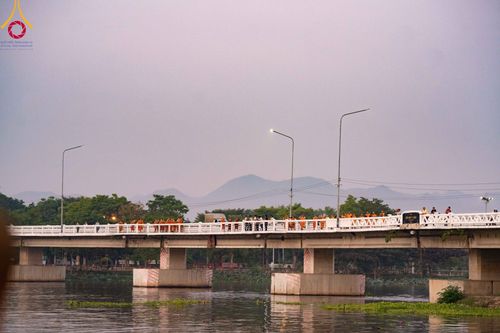 ภาพ No.101719:ตักบาตรพระ 10,000 รูป เติมบุญให้แผ่นดิน เนื่องในโอกาส 192 ปี จังหวัดกาญจนบุรี หนึ่งในโครงการตักบาตรพระ 2,000,000 รูป  77 จังหวัดทุกวัดทั่วไทย วันจันทร์ที่ 11 ธันวาคม พ.ศ. 2566 บริเวณถนนสองแคว (SKY WALK) เมืองกาญจนบุรี