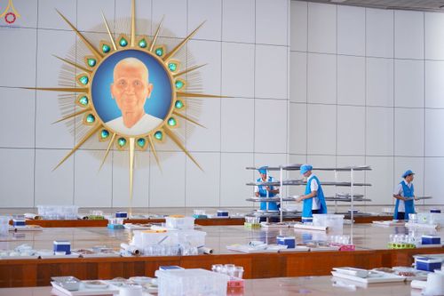 ภาพ No.229440:วันเสาร์ที่ 21 มิถุนายน พ.ศ. 2568 พิธีถวายภัตตาหารเมนูสวรรค์ เพื่อการบรรลุธรรม ณ หอฉันคุณยายอาจารย์ฯ วัดพระธรรมกาย