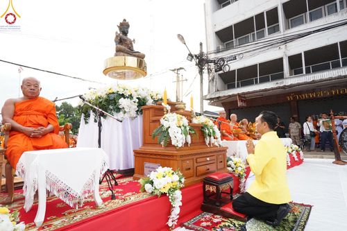 ภาพ No.146195:ตักบาตรพระ 1,384 รูป ทำบุญเมืองฝางครบรอบ 1,383 ปี ถวายเป็นพระราชกุศลแด่พระบาทสมเด็จพระเจ้าอยู่หัว เนื่องในโอกาสพระราชพิธีมหามงคล เฉลิมพระชนมพรรษา 6 รอบ 72 พรรษา วันเสาร์ที่ 27 กรกฎาคม พ.ศ.2567  ณ ถนนหน้าที่ว่าการอำเภอฝาง จ.เชียงใหม่