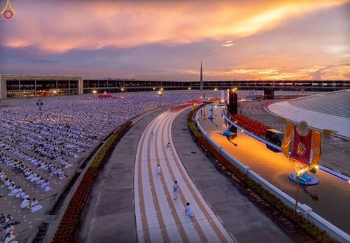 ภาพ No.253594:วันที่ 10 ตุลาคม พ.ศ. 2568 พิธีจุดประทีปบูชาพระผู้ปราบมาร, พิธีจุดประทีปบนพระมหาธรรมกายเจดีย์  20,000 ดวง เนื่องในวันคล้ายวันเกิดครบรอบ 141 ปี พระมงคลเทพมุนี (สด จนฺทสโร)