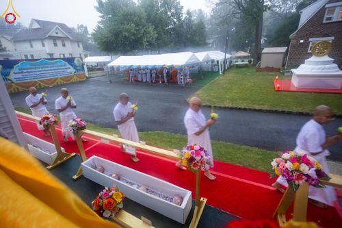ภาพ No.144961:พิธีบรรพชา และอุปสมบท ธรรมทายาท โดยมี พระเดชพระคุณพระธรรมรัตนาภรณ์ เป็นพระอุปัชฌาย์ ยังความปลื้มปิติใจให้แก่ผู้ปกครอง และคณะญาติมิตร ณ วัดพระธรรมกายนิวเจอร์ซี  ประเทศสหรัฐอเมริกา