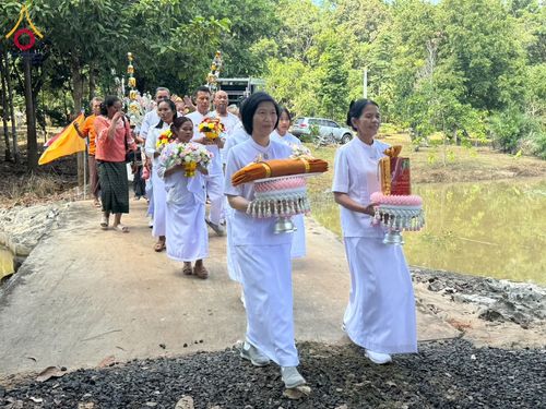 ภาพ No.181530:พิธีทอดกฐิน ณ วัดภูฐานเจ้าป่า อ.โนนดินแดง จ.บุรีรัมย์ ในโครงการทอดกฐินสามัคคีทั่วไทย 30,000 วัด บูชาธรรม 80 ปี หลวงพ่อธัมมชโย โดยคณะศิษยานุศิษย์วัดพระธรรมกาย วันที่ 25 ตุลาคม พ.ศ. 2567