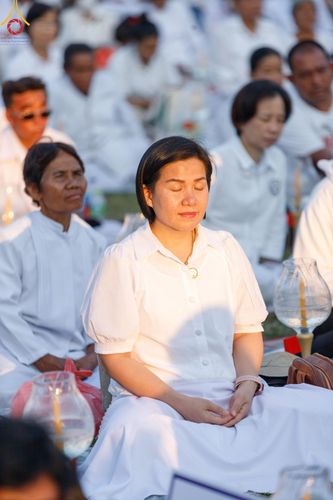 ภาพ No.197100:พิธีจุดประทีปถวายเป็นพุทธบูชา และบูชาธรรมมหาปูชนียาจารย์ ณ วัดโบสถ์(บน) ตำบลบางคูเวียง อำเภอบางกรวย จังหวัดนนทบุรี ในโครงการธรรมยาตรา กตัญญูบูชา มหาปูชนียาจารย์ พระมงคลเทพมุนี(สด จนฺทสโร) พระผู้ปราบมาร อนุสรณ์สถาน 7 แห่ง ปีที่ 13 วันที่ 18 มกราคม พ.ศ. 25