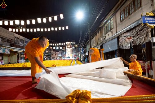 ภาพ No.245777:วันที่ 13-14 กันยายน พ.ศ. 2568 เจ้าหน้าที่ทุกสถานะ ทุกส่วนงาน ร่วมแรงร่วมใจ ปฏิบัติหน้าที่ เตรียมงาน เก็บงาน ตักบาตรพระ 555 รูป อ.เบตง จยะลา