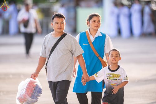 ภาพ No.143347:พิธีตักบาตร ข้าวสารอาหารแห้ง ณ บ้านแก้วเรือนทองคุณยายฯ และ พิธีบูชาข้าวพระ  ณ สภาธรรมกายสากล วัดพระธรรมกาย วันอาทิตย์ที่ 7 กรกฎาคม พ.ศ. 2567