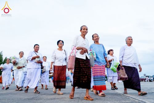 ภาพ No.250495:วันพุธที่ 8 ตุลาคม พ.ศ. 2568 พิธีตักบาตรเทโวโรหณะ ณ ลานธรรมปทุมรัตน์ธรรมเจดีย์ พุทธอุทยานนานาชาติ อ.โพนพิสัย จ.หนองคาย