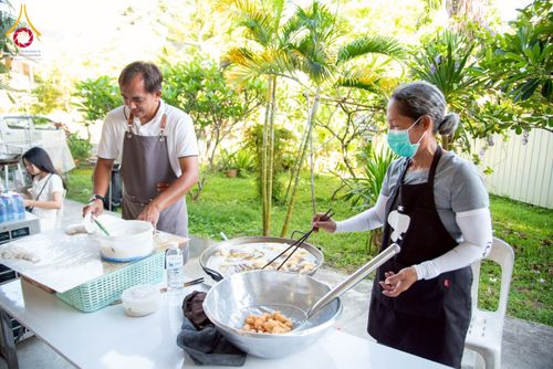 ภาพ No.218004:วันอาทิตย์ที่ 13 เมษายน พ.ศ. 2568 พิธีตักบาตรฉลองสามเณรใหม่ 75 รูป เนื่องในวันสงกรานต์ (โครงการบรรพชาสามเณรฟื้นฟูพระพุทธศาสนาทั่วไทย ประจำปีพุทธศักราช 2568) ณ ศูนย์ปฏิบัติธรรมระยอง(บ้านช่องลม) ตำบลบางบุตร อำเภอบ้านค่าย จังหวัดระยอง