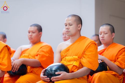 ภาพ No.60729:พิธีตักบาตรพระภิกษุสามเณร ธรรมทายาทระดับอุดมศึกษา วันเสาร์ที่ 20 เมษายน พ.ศ. 2567 ณ ห้องปฎิบัติธรรม ชั้นลอย มหารัตนวิหารคด 13 วัดพระธรรมกาย จ.ปทุมธานี