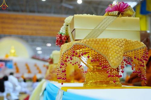 ภาพ No.85453:พิธีถวายมหาสังฆทานคณะสงฆ์ 2000 กว่าวัดทั่วประเทศปีที่ 23, พิธีถวายไทยธรรมคณะสงฆ์ 323 วัด 4 จังหวัดชายแดนภาคใต้, พิธีมอบปัจจัยช่วยเหลือครู 4 จังหวัดชายแดนภาคใต้ ณ สภาธรรมกายสากล วัดพระธรรมกาย ในวันสมาธิโลก อาทิตย์ที่ 6 สิงหาคม พ.ศ. 2566