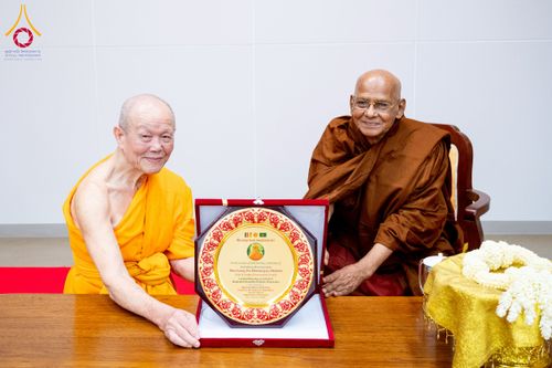 ภาพ No.222329:วันที่ 21 เมษายน พ.ศ. 2568 หลวงพ่อทัตตชีโวต้อนรับคณะสงฆ์ WAB ณ อาคาร 100 ปี คุณยายมหารัตนอุบาสิกาจันทร์ ขนนกยูง วัดพระธรรมกาย