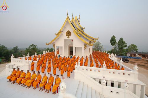 ภาพ No.136935:Photo Story  มหัศจรรย์วัดดงดินแดง Episode 5 กิจกรรมถ่ายภาพหมู่ประวัติศาสตร์ และตักบาตรฉลองพระ-เณรกว่า 500 รูป วันที่ 6 เมษายน พ.ศ. 2567