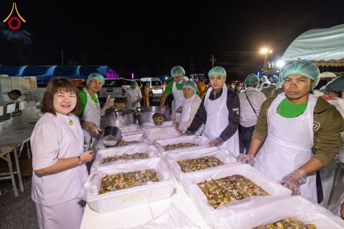 ภาพ No.193548:สาธุชนถวายภัตตาหารเป็นสังฆทาน แด่พระธรรมยาตรา ณ อนุสรณ์สถานคลองบางนางแท่น อ.สามพราน จ.นครปฐม ในโครงการธรรมยาตรา กตัญญูบูชา มหาปูชนียาจารย์ พระมงคลเทพมุนี(สด จนฺทสโร) พระผู้ปราบมาร อนุสรณ์สถาน 7 แห่ง ปีที่ 13 วันที่ 11 มกราคม พ.ศ. 2568