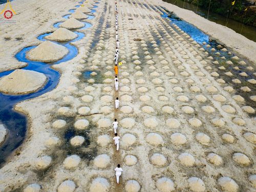 ภาพ No.63228:Photo Story  มหัศจรรย์วัดดงดินแดง Episode 1  พิธีปลงผมนาคธรรมทายาท  ในโครงการบรรพชาอุปสมบทหมู่ ฟื้นฟูพระพุทธศาสนาทั่วไทย วัดดงดินแดง ณ ลำน้ำแม่ตื่น อ.อมก๋อย จ.เชียงใหม่ วันที่ 2 เมษายน พ.ศ. 2567