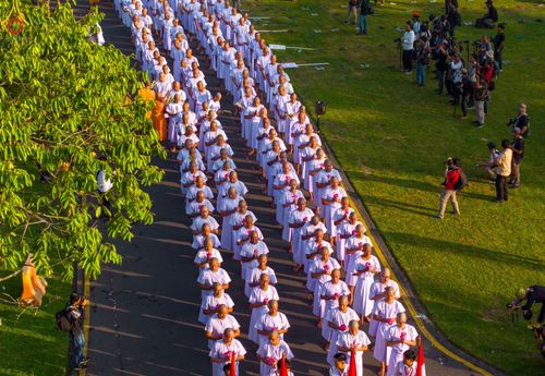 ภาพ No.103012:พิธีวันทาเจดีย์ พิธีเวียนประทักษิณ ธรรมทายาทชาวอินโดนีเซียกว่า 1,000 คน ณ มหาเจดีย์บุโรพุทโธ ประเทศอินโดนีเซีย ในวันที่ 19 ธันวาคม พ.ศ. 2566