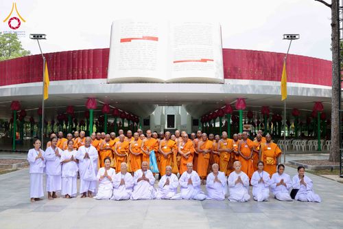 ภาพ No.327635:วันที่ 1-6 พฤษภาคม พ.ศ.2569 ต้อนรับชาวต่างชาติ พระภิกษุ คณะชาวเมียนมาร์  อุบาสิกาชาวอินเดีย เยี่ยมชมวัดพระธรรมกายและสักการะพระมหาธรรมกายเจดีย์