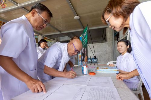 ภาพ No.249026:วันที่ 26-28 กันยายน พ.ศ. 2568 โครงการอบรม อุบาสกแก้ว อุบาสิกาแก้ว รุ่นที่ 3  ณ ศูนย์ปฏิบัติธรรมสมุทรปราการ ได้รับความเมตตาจากคณะสงฆ์ในพื้นที่  รวมถึงผู้บริหารสถานศึกษา ที่นำนักเรียนระดับมัธยมปลาย  มารับฟังข้อมูลเพื่อที่จะเป็นกำลังสำคัญ ในการเข้าร่วมขบวน