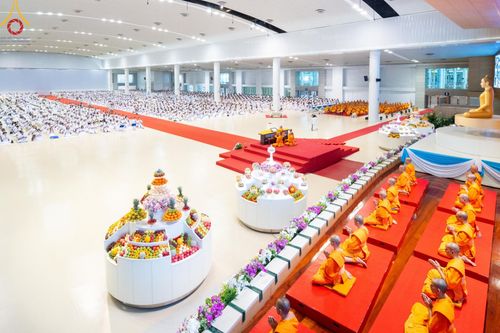 ภาพ No.187969:พิธีบูชาข้าวพระ วันขึ้นปีใหม่ 2568 ณ วัดพระธรรมกาย จ.ปทุมธานี วันที่ 1 มกราคม พ.ศ. 2568