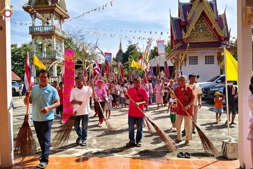ภาพ No.169845:พิธีทอดกฐิน ณ วัดบ้านพระครูน้อย จ.บุรีรัมย์ ในโครงการกฐินสามัคคีทั่วไทย 30,000 วัด บูชาธรรม 80 ปี หลวงพ่อธัมมชโย โดยคณะศิษยานุศิษย์วัดพระธรรมกาย วันที่ 26 ตุลาคม พ.ศ. 2567