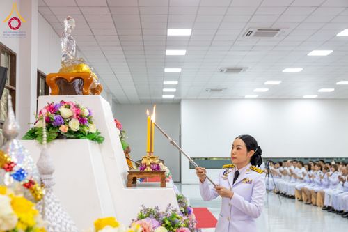 ภาพ No.179551:พิธีเจริญพระพุทธมนต์ พิธีทำบุญตักบาตรถวายพระราชกุศล และพิธีวางพานพุ่มดอกไม้ถวายราชสักการะ  แด่พระบาทสมเด็จพระบรมชนกาธิเบศร มหาภูมิพลอดุลยเดชมหาราช บรมนาถบพิตร เนื่องในวันคล้ายวันพระบรมราชสมภพ วันชาติ และวันพ่อแห่งชาติ วันพฤหัสบดีที่ 5 ธันวาคม พ.ศ. 2567 ณ