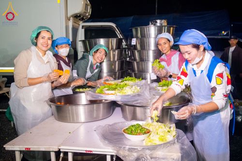 ภาพ No.190978:พิธีถวายภัตตาหารเป็นสังฆทาน แด่พระธรรมยาตรา ณ อนุสรณ์สถานคลองบางนางแท่น อ.สามพราน จ.นครปฐม ในโครงการธรรมยาตรา กตัญญูบูชา มหาปูชนียาจารย์ พระมงคลเทพมุนี(สด จนฺทสโร) พระผู้ปราบมาร อนุสรณ์สถาน 7 แห่ง ปีที่ 13 วันที่ 8 มกราคม พ.ศ. 2568