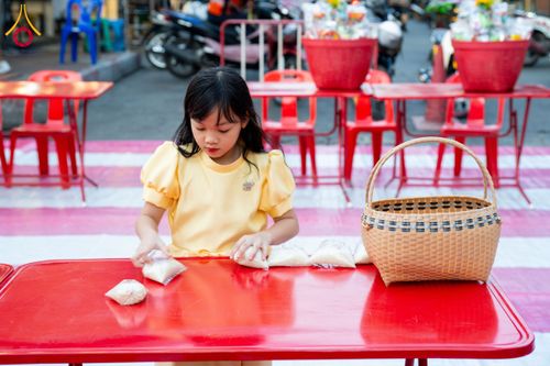 ภาพ No.180242:พิธีทำบุญตักบาตร ข้าวสารอาหารแห้ง แด่คณะสงฆ์ 99 รูป เนื่องในวันพ่อแห่งชาติ ปีที่ 50 ณ ศูนย์การค้าตลาดรังสิต ซ.รังสิต-ปทุมธานี 5 วันที่ 5 ธันวาคม พ.ศ. 2567