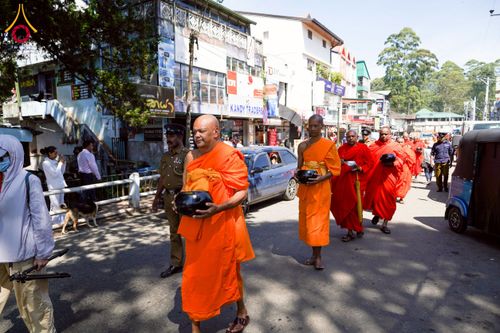 ภาพ No.225606:วันที่ 5 พฤษภาคม พ.ศ. 2568 พิธีบิณฑบาตรอบเมืองนูวราอิลิย่า ฉลองเทศกาลวิสาขบูชา แห่งชาติประเทศศรีลังกา