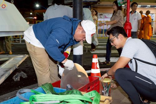 ภาพ No.237292:วันที่ 9-10 สิงหาคม พ.ศ. 2568 การเตรียมงาน เก็บงาน ของเจ้าหน้าที่ทุกสถานะ ในงานมหาสังฆทาน ตักบาตรพระ 10,000 รูป ใจกลางเมืองหาดใหญ่ จ.สงขลา