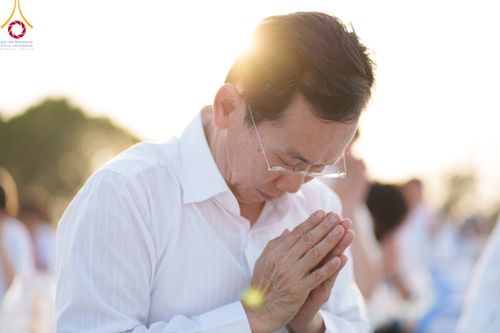 ภาพ No.112124:พิธีจุดประทีปถวายเป็นพุทธบูชา และบูชาธรรมมหาปูชนียาจารย์ พระมงคลเทพมุนี(สด จนฺทสโร) ในโครงการธรรมยาตรา กตัญญูบูชา มหาปูชนียาจารย์ พระมงคลเทพมุนี(สด จนฺทสโร) พระผู้ปราบมาร อนุสรณ์สถาน 7 แห่ง ปีที่ 12 วันที่ 14 มกราคม พ.ศ. 2567 ณ วัดสองพี่น้อง อ.สองพี่น้อง