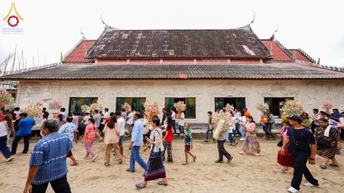 ภาพ No.183321:พิธีทอดกฐิน ณ วัดสำนักสงฆ์ห้วยเสือ จ.ราชบุรี ในโครงการทอดกฐินสามัคคีทั่วไทย 30,000 วัด บูชาธรรม 80 ปี หลวงพ่อธัมมชโย โดยคณะศิษยานุศิษย์วัดพระธรรมกาย วันที่ 20 ตุลาคม พ.ศ. 2567