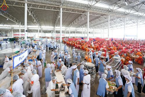 ภาพ No.60167:คณะสงฆ์ 10,000 กว่าวัดฉันภัตตาหารเพล ในวันคุ้มครองโลก วันจันทร์ที่ 22 เมษายน พ.ศ. 2567 ณ สภาธรรมกายสากล วัดพระธรรมกาย