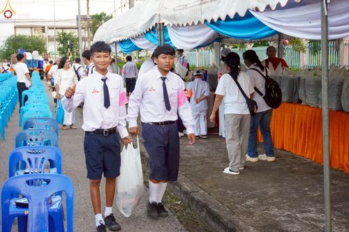 ภาพ No.229804:วันพฤหัสบดีที่ 26 มิถุนายน พ.ศ. 2568 พิธีตักบาตรพระ 1,165 รูป ฉลองก่อตั้งเมืองวานรนิวาส ครบรอบ 164 ปี ณ ถนนวานรนิวาส-อากาศอำนวย อ.วานรนิวาส จ.สกลนคร