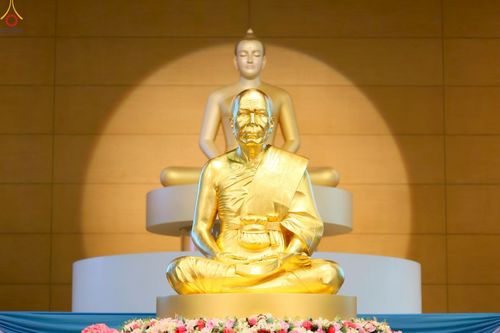 ภาพ No.251207:วันที่ 10 ตุลาคม พ.ศ. 2568 พิธีปฏิบัติธรรม ในวันคล้ายวันเกิด 141 ปี พระมงคลเทพมุนี (สด จนฺทสโร) พระผู้ปราบมาร ณ สภาธรรมกายสากล วัดพระธรรมกาย