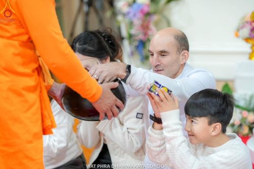 ภาพ No.159872:พิธีบูชาข้าวพระ วันอาทิตย์ต้นเดือน ณ วัดพระธรรมกายลอนดอน วันที่ 6 ตุลาคม พ.ศ. 2567