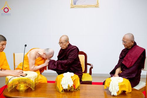 ภาพ No.222612:วันที่ 23 เมษายน พ.ศ. 2568 หลวงพ่อทัตตชีโวต้อนรับคณะสงฆ์เมียนมาร์ ณ อาคาร 100 ปี คุณยายมหารัตนอุบาสิกาจันทร์ ขนนกยูง วัดพระธรรมกาย