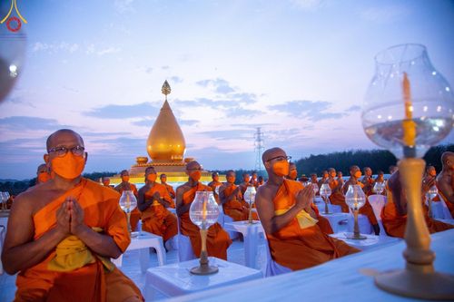 ภาพ No.129559:พิธีจุดประทีป 10,000 ดวง น้อมถวายเป็นพุทธบูชา ณ มหารัตนเจดีย์สิริปทุมสวรรค์ (เจดีย์อริยพุทธะ 5 พระองค์) ศูนย์ปฏิบัติธรรมภาคใต้ อ.บางกล่ำ จ.สงขลา  วันที่ 10 มีนาคม พ.ศ. 2567