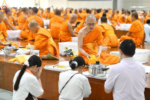 ภาพ No.174597:พิธีถวายภัตตาหารเมนูสวรรค์ เพื่อการบรรลุธรรม ณ หอฉันคุณยายอาจารย์ฯ วัดพระธรรมกาย วันที่ 23 พฤศจิกายน พ.ศ. 2567