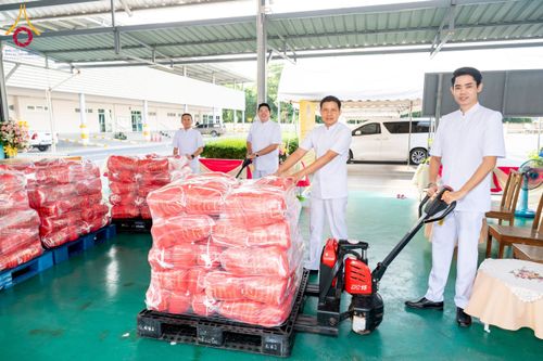 ภาพ No.159350:วัดพระธรรมกาย มูลนิธิธรรมกาย คณะศิษยานุศิษย์ฯ มอบถุงยังชีพ ข้าวสารอาหารแห้ง สมทบศูนย์รับบริจาคช่วยเหลือ ผู้ประสบภัยภาคเหนือ จังหวัดปทุมธานี มอบชุดอาหารปรุงสุกใหม่ ส่งแรงใจแก่เจ้าหน้าที่ผู้ปฏิบัติงาน และจิตอาสา วันที่ 27 กันยายน พ.ศ. 2567