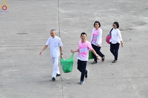 ภาพ No.150754:พิธีเจริญพระพุทธมนต์ และทำบุญตักบาตรแด่คณะสงฆ์ จำนวน 121 รูป เนื่องในโอกาสฉลองครบรอบ 120 ปี อำเภอคลองหลวง จังหวัดปทุมธานี เพื่อถวายเป็นพุทธบูชา ช่วยเหลือผู้ประสบความเดือดร้อนจากอุทกภัย และคณะสงฆ์ 323 วัด 4 จังหวัดชายแดนภาคใต้ วันเสาร์ที่ 31 สิงหาคม พ.ศ. 